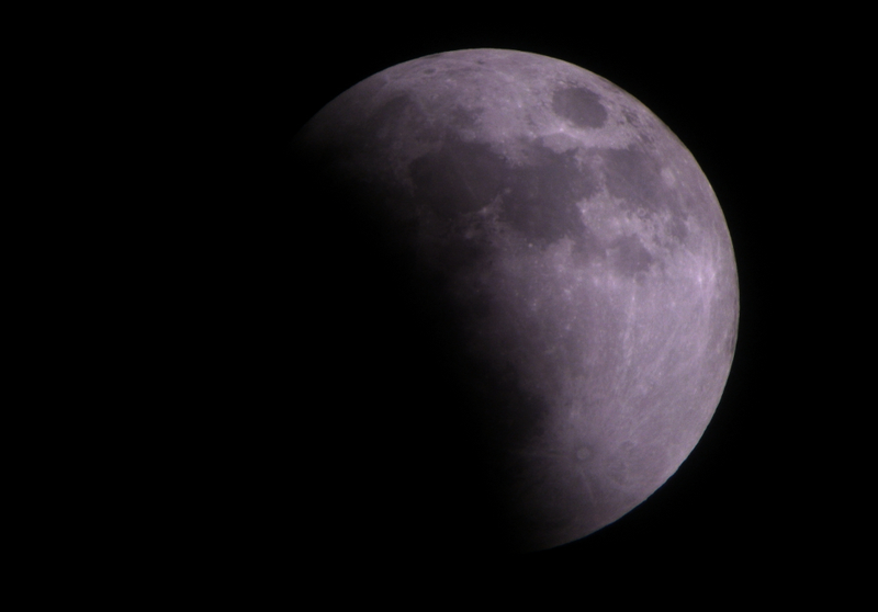 Illustration for article titled 34 Amazing Photos Of The Super Blood Moon